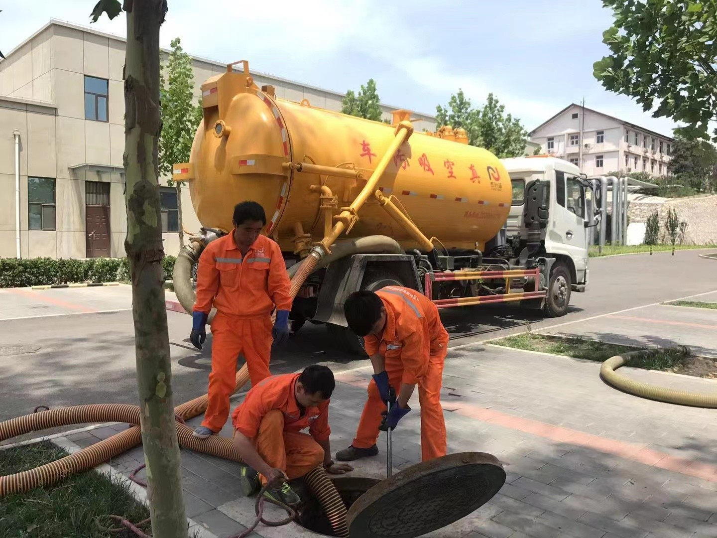 港口镇化粪池清理与5-8吨吸粪车施工效率分析